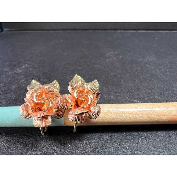Vintage Krementz Rose and yellow gold tone Flower Leaf Screw Back Earrings - Picture 15 of 16